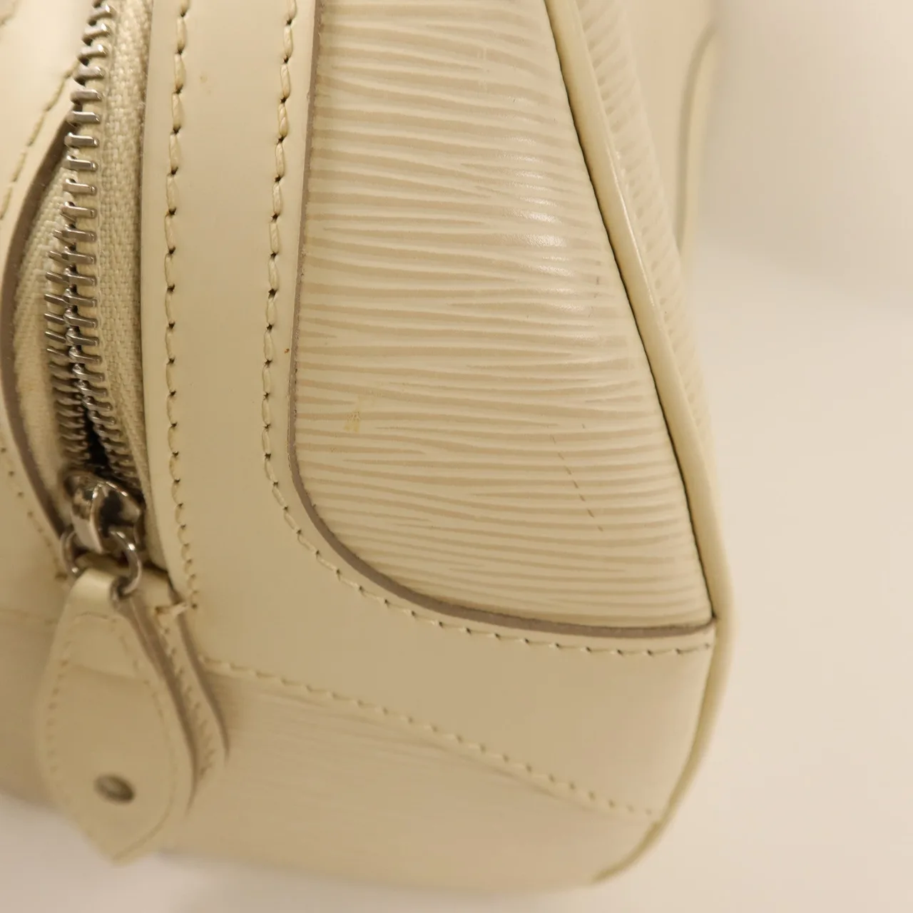 LOUIS VUITTON Montaigne M5932J Handbag Calfskin 白色 / Ivory Calfskin Rank B - Thumbnail 20