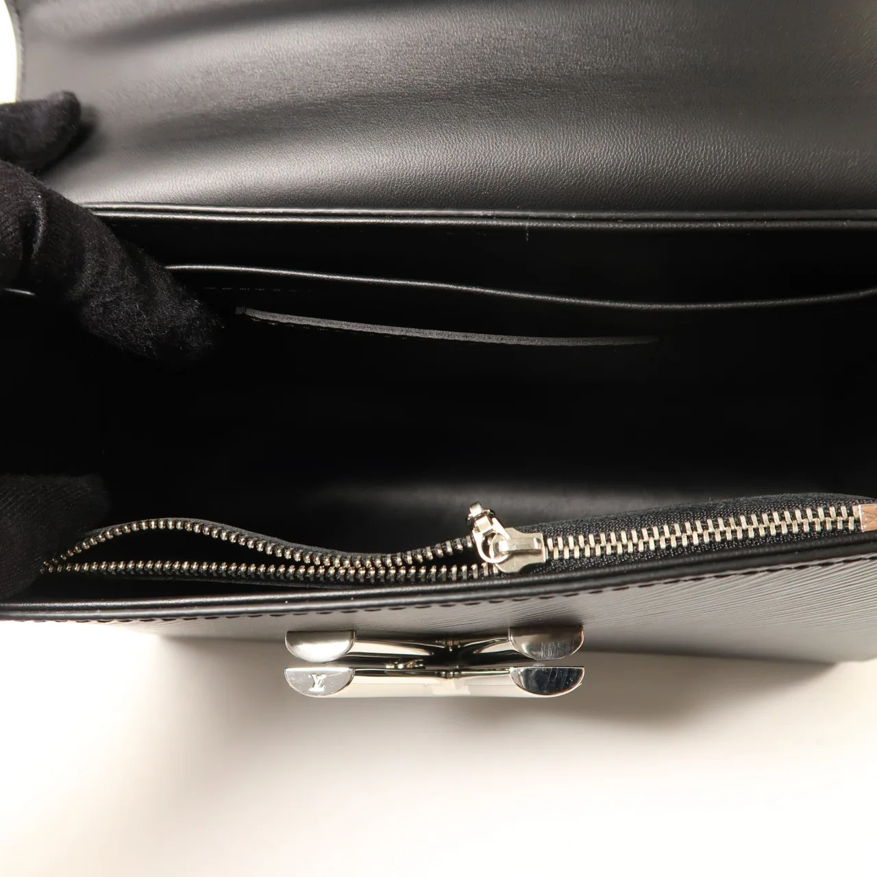 LOUIS VUITTON Twist M21110 Shoulder Bag Calfskin 黑色 / Black Calfskin Rank A - Thumbnail 5